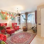 Casa Kentia